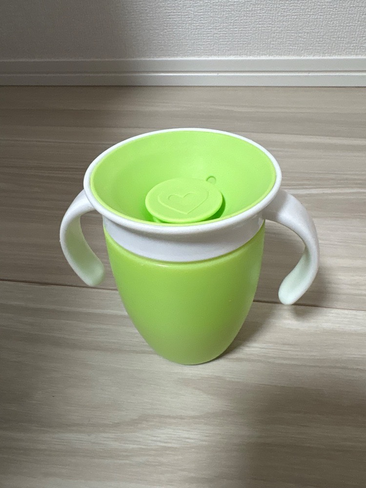 マンチキン ハンドル付きミラクルカップの実物（フタを開けてバルブが見える状態)