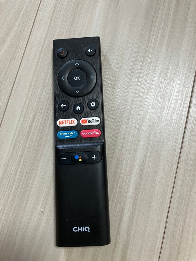 生後10ヶ月の息子が毎回狙う、わが家の本物のテレビリモコン